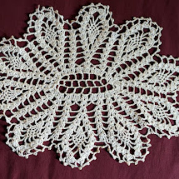 20% OFF Vintage 13-Inch Pineapple Ruffle Bordered Oval-Shaped Doily - Picture 2 of 3